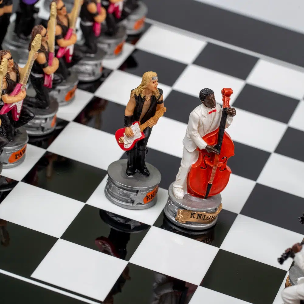 Jeu d'Échecs Jazz vs Rock - Échiquier en bois laqué noir & Pièces en résine