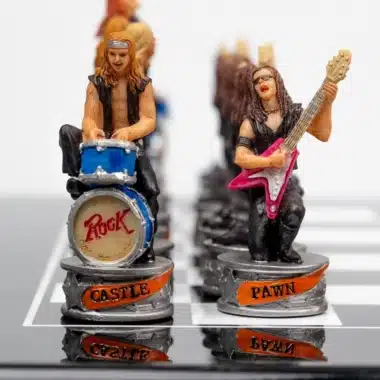 Jeu d'Échecs Jazz vs Rock - Échiquier en bois laqué noir & Pièces en résine