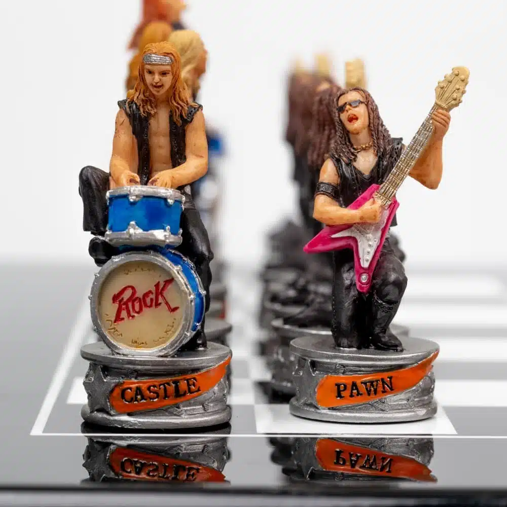 Jeu d'Échecs Jazz vs Rock - Échiquier en bois laqué noir & Pièces en résine