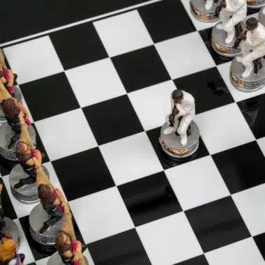 Jeu d'Échecs Jazz vs Rock - Échiquier en bois laqué noir & Pièces en résine