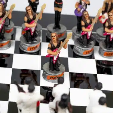 Jeu d'Échecs Jazz vs Rock - Échiquier en bois laqué noir & Pièces en résine
