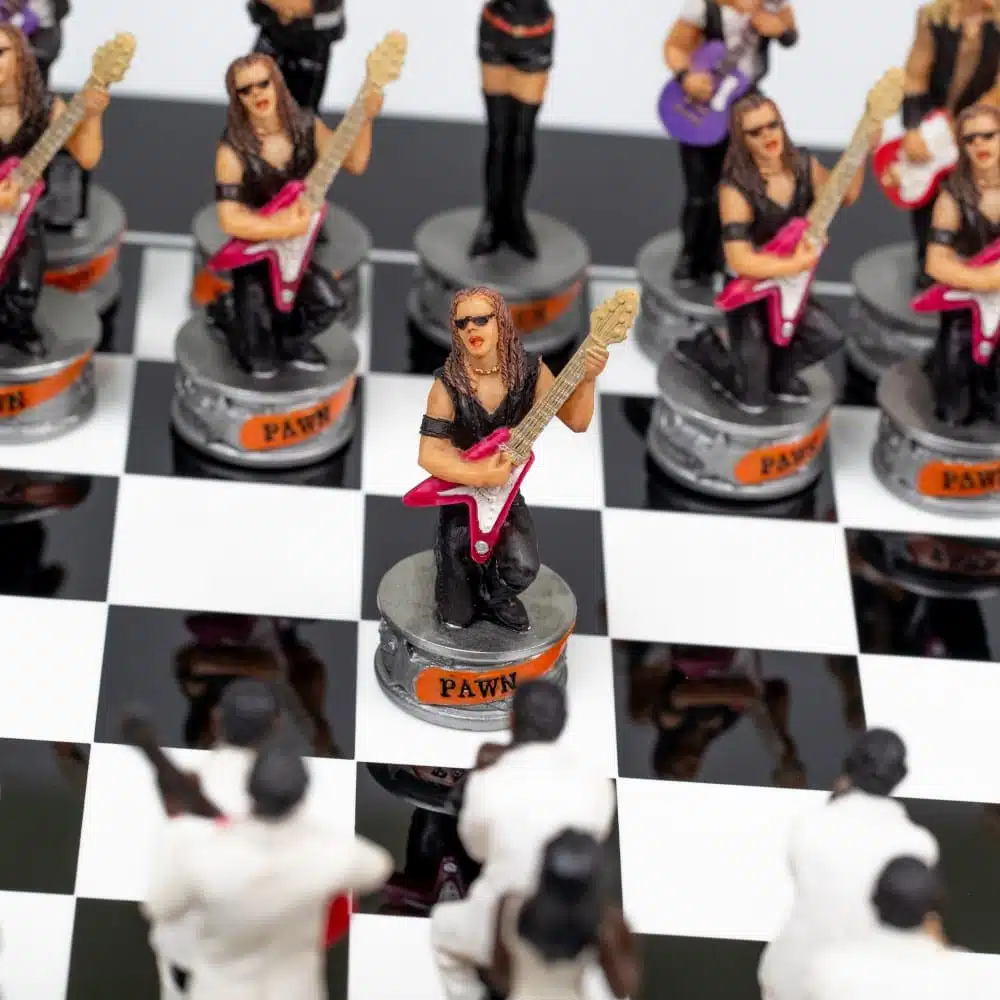 Jeu d'Échecs Jazz vs Rock - Échiquier en bois laqué noir & Pièces en résine