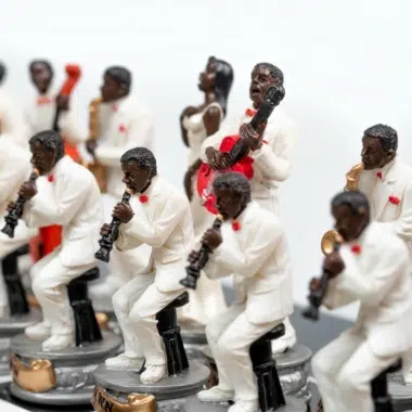 Jeu d'Échecs Jazz vs Rock - Échiquier en bois laqué noir & Pièces en résine