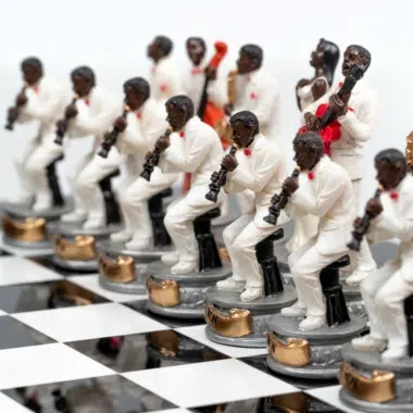 Jeu d'Échecs Jazz vs Rock - Échiquier en bois laqué noir & Pièces en résine