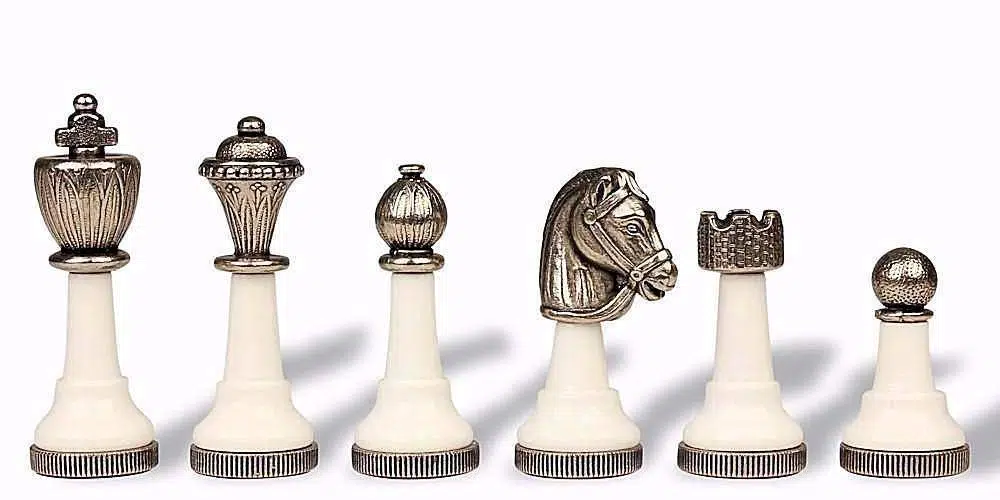 Set di Scacchi Staunton in Legno Laccato Nero e Bianco e Scacchiera in Similpelle Dorata e Nera - immagine 6