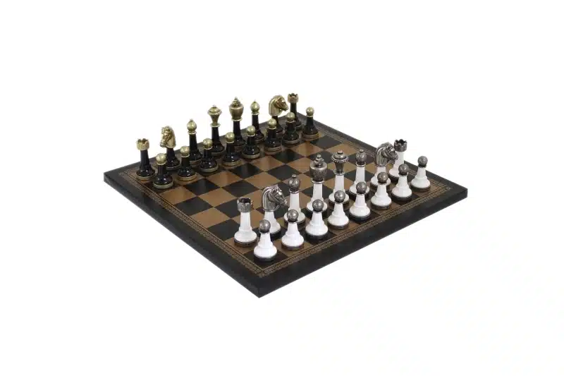 Set di Scacchi Staunton in Legno Laccato Nero e Bianco e Scacchiera in Similpelle Dorata e Nera