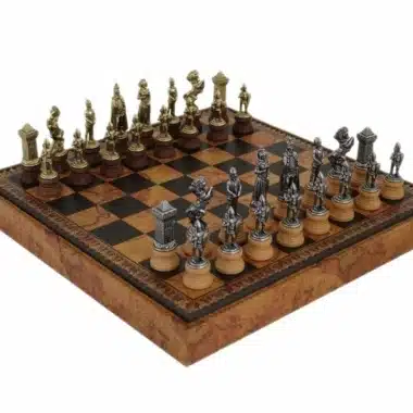 Set di scacchi Mary Stuart - Scacchiera, Dama e Backgammon in Similpelle con Vano Portapezzi & Scacchi in Metallo e Legno