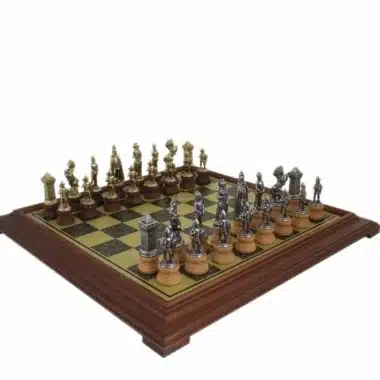 Set di Scacchi Mary Stuart - Scacchiera su Piedistallo effetto Ottone con Cornice in Legno e Set di Scacchi in Metallo e Legno
