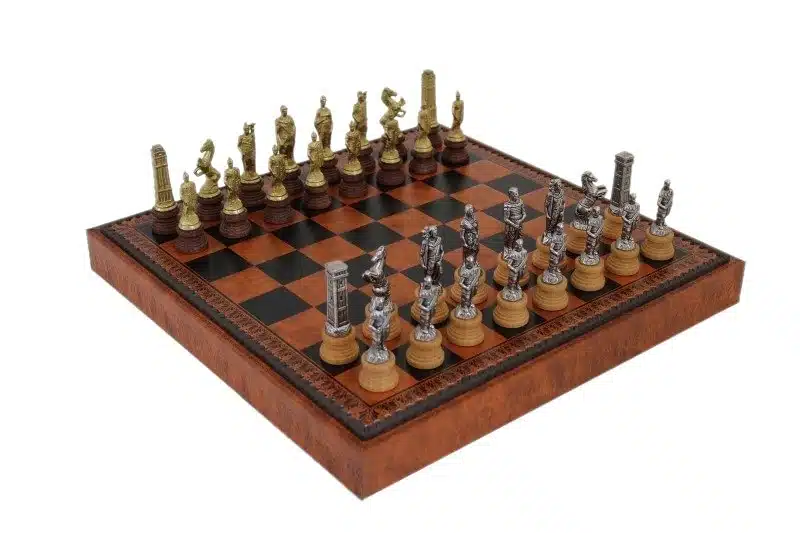 Set di Scacchi Romani vs Barbari - Scacchiera, Dama e Backgammon in Similpelle Marrone/Nero con vano portapezzi & Pezzi degli Scacchi in Metallo e Legno