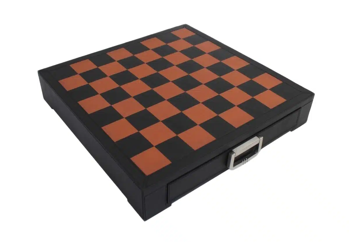 Set di Scacchi Rinascimento Fiorentino in Metallo & Scacchiera in Vera Pelle con Cassetto Portapezzi - immagine 7