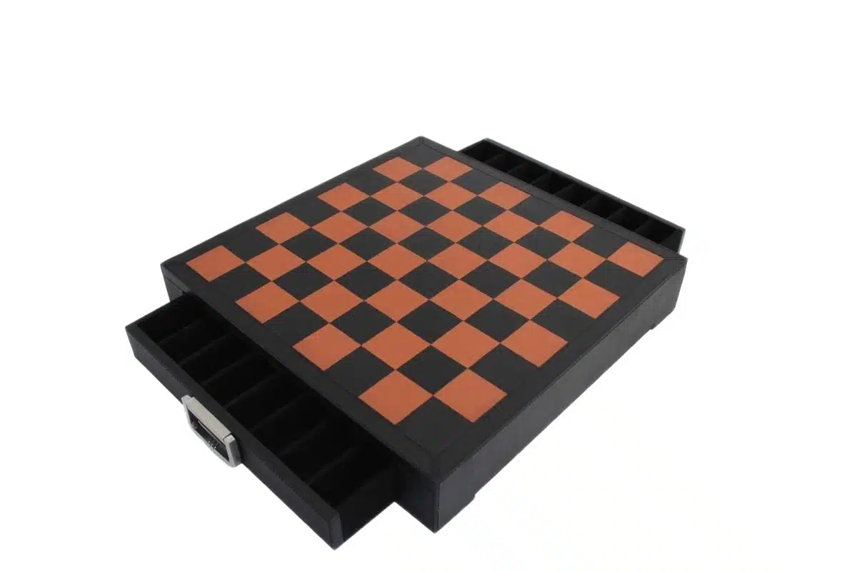 Set di Scacchi Rinascimento Fiorentino in Metallo & Scacchiera in Vera Pelle con Cassetto Portapezzi - immagine 6