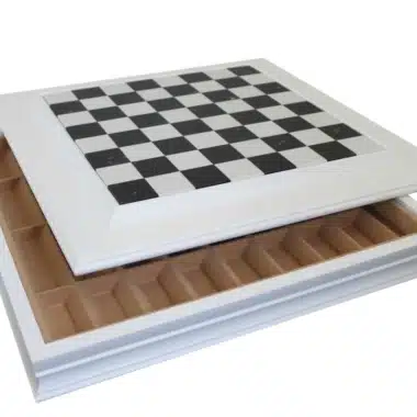 Scacchiera in Legno Laccato Bianco e Piano in Marmo Nero e Bianco con Vano Portapezzi