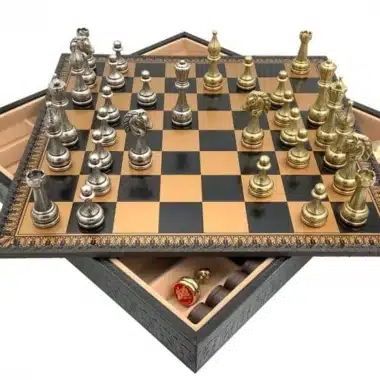 Alternative view of Set di Scacchi Fleuri - Scacchiera, Dama & Backgammon in Similpelle Oro / Nero con Vano Portapezzi & Scacchi in Metallo
