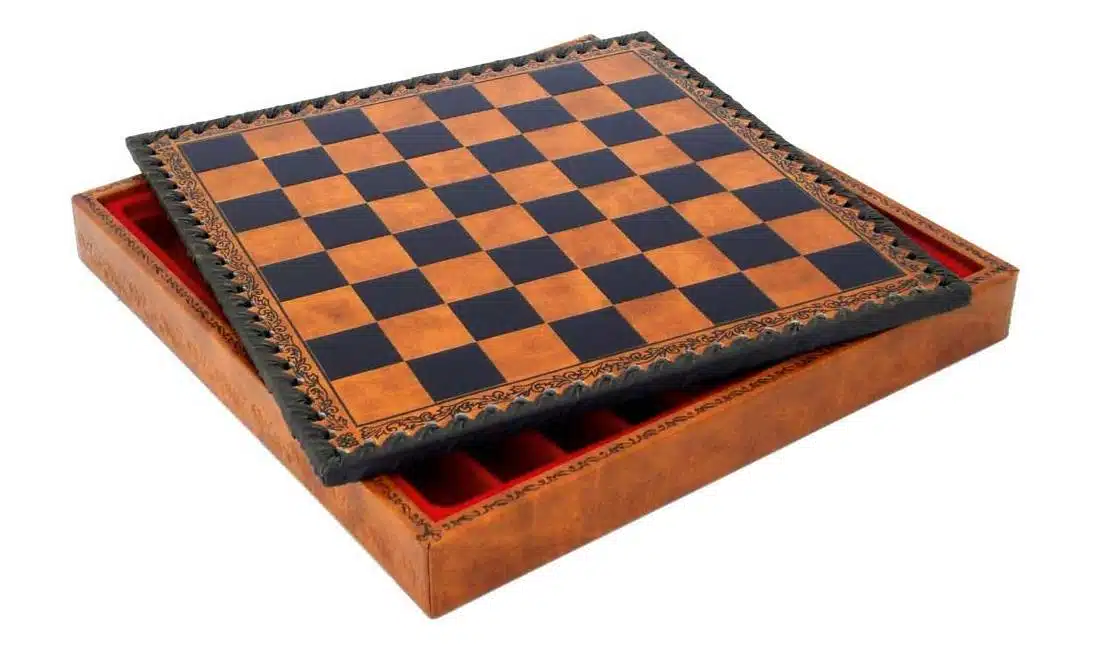 Set di Scacchi Romani vs Barbari - Scacchiera, Dama e Backgammon in Similpelle Marrone/Nero con vano portapezzi & Pezzi degli Scacchi in Metallo e Legno - immagine 9