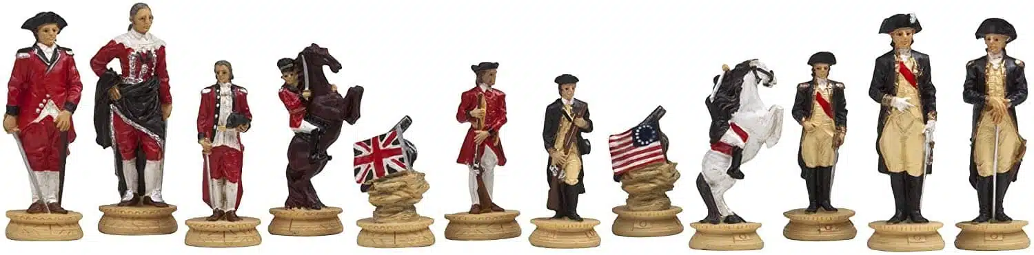 Set di Scacchi Rivoluzione Americana in Peltro e Scacchiera in Similpelle - immagine 2