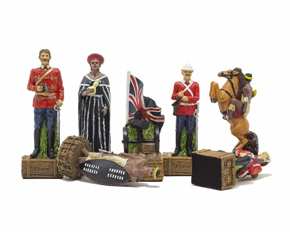 Set di Scacchi Britannici VS Zulu - Scacchiera in Legno & Scacchi in Resina Dipinti a Mano - immagine 4