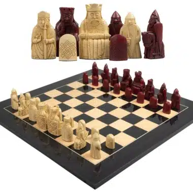 Grande Set di Scacchi Isola di Lewis in Resina Rossa e Crema & Scacchiera in Legno Laccato