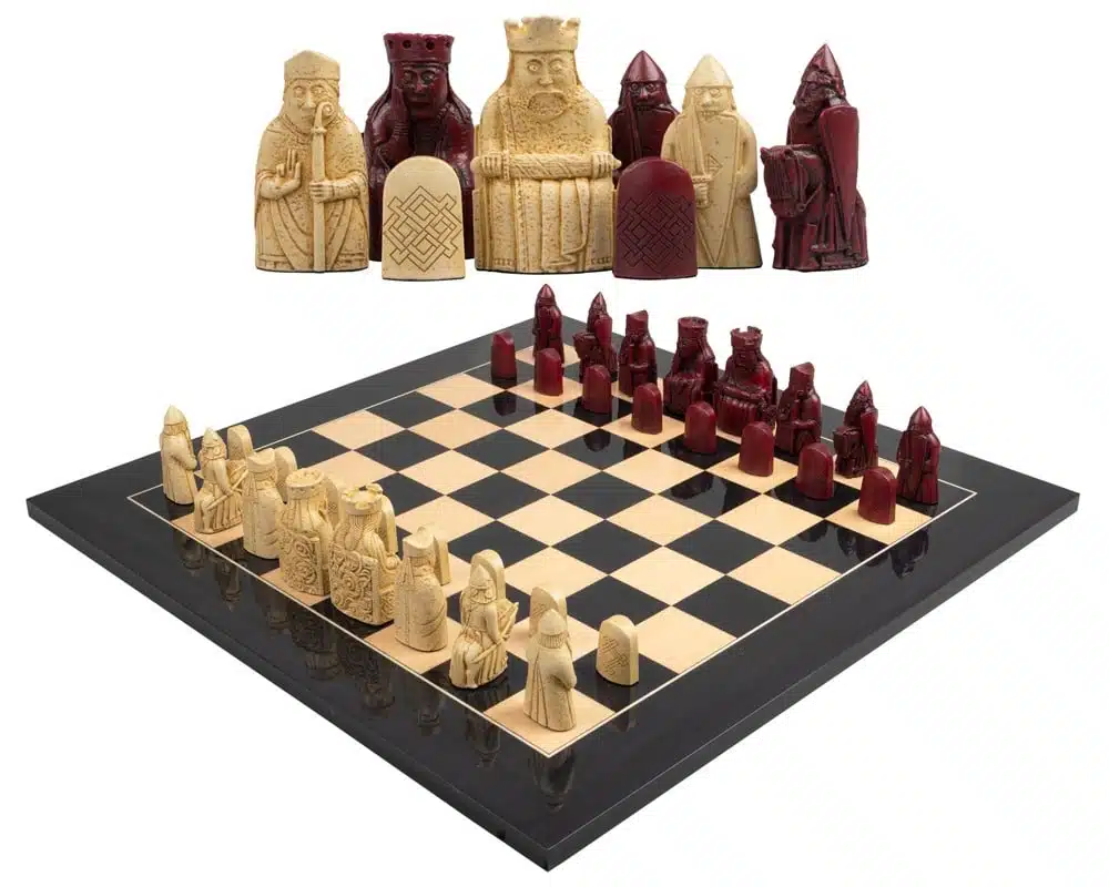 Grande Set di Scacchi Isola di Lewis in Resina Rossa e Crema & Scacchiera in Legno Laccato