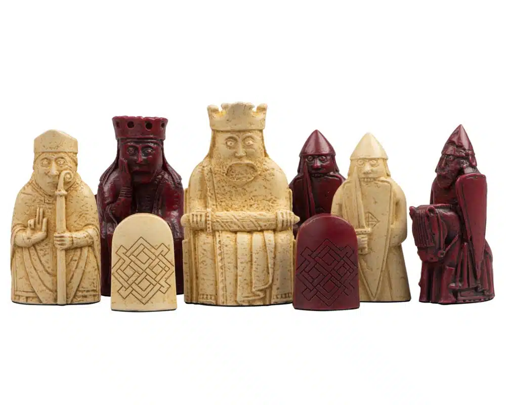 Grande Set di Scacchi Isola di Lewis in Resina Rossa e Crema & Scacchiera in Legno Laccato - immagine 6