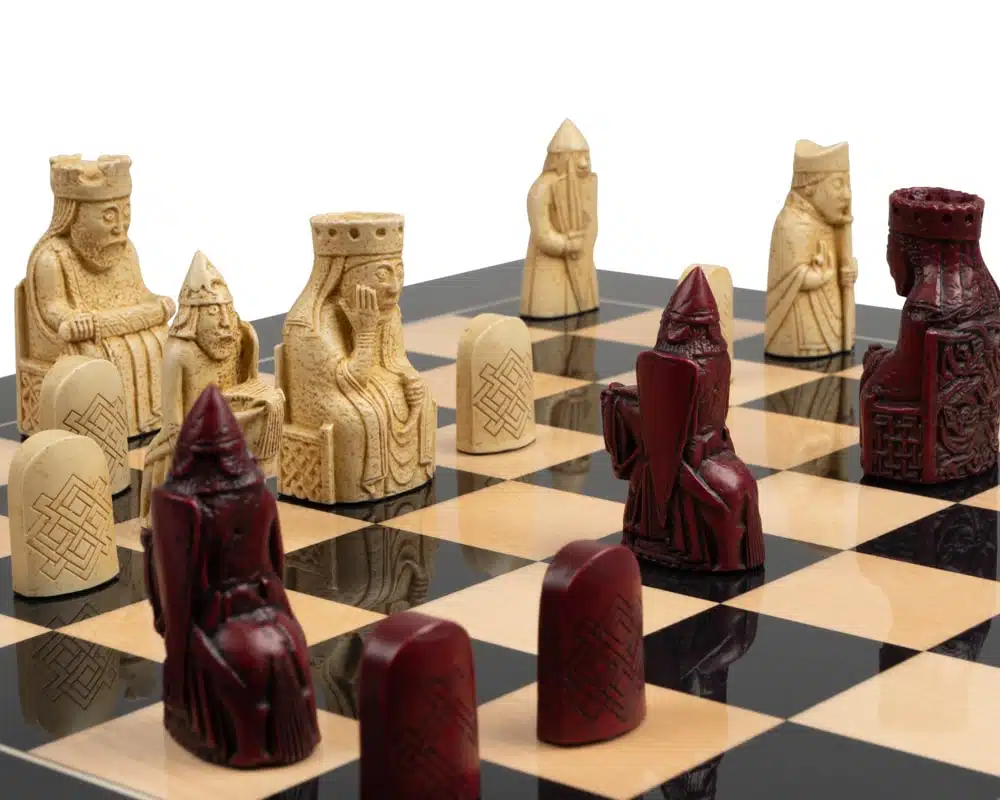 Grande Set di Scacchi Isola di Lewis in Resina Rossa e Crema & Scacchiera in Legno Laccato - immagine 2