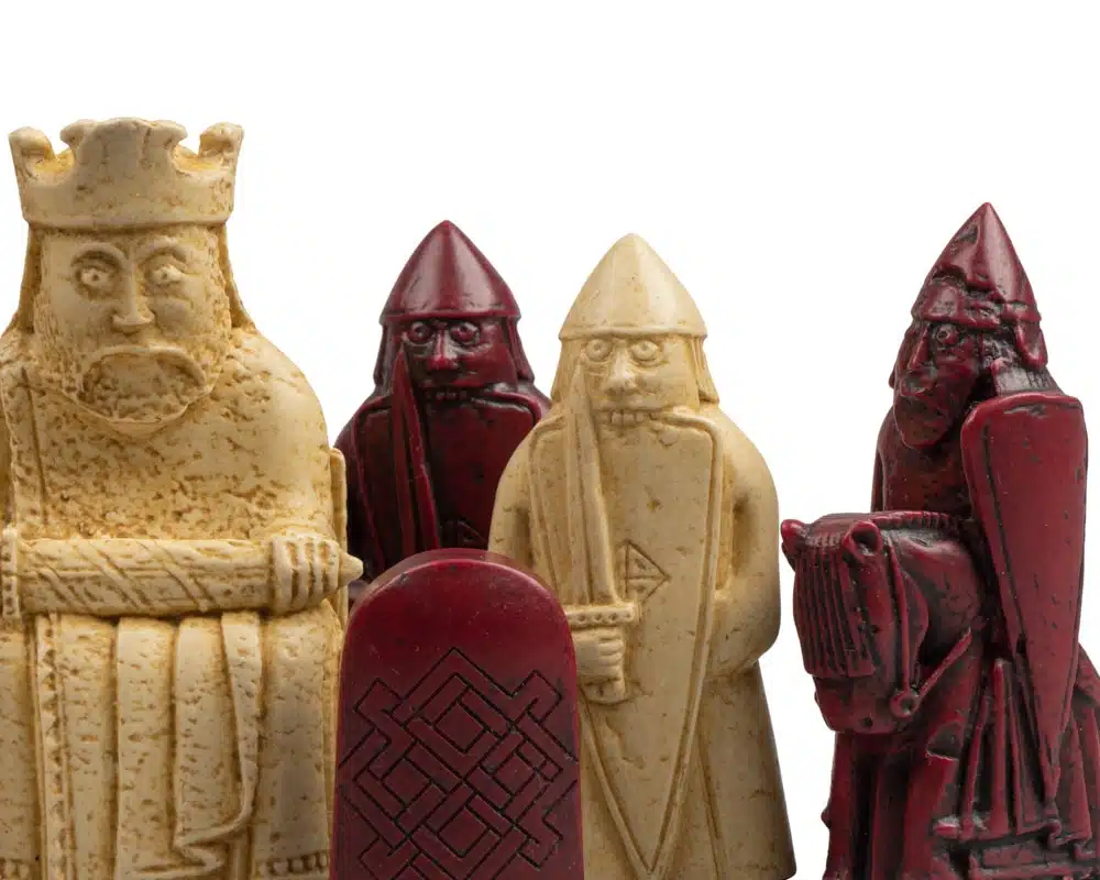 Grande Set di Scacchi Isola di Lewis in Resina Rossa e Crema & Scacchiera in Legno Laccato - immagine 5