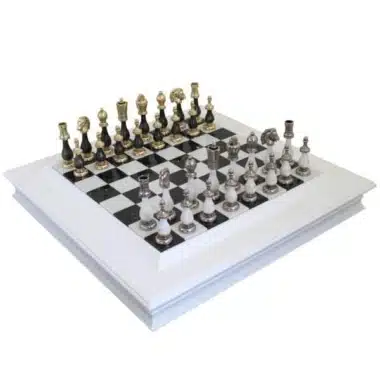 Set di Scacchi Grande in Legno e Metallo Nero e Bianco & Scacchiera in Marmo e Legno Laccato con Vano Portapezzi