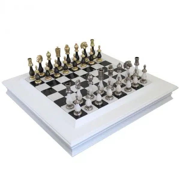 Set di Scacchi Grande in Legno e Metallo Nero e Bianco & Scacchiera in Marmo e Legno Laccato con Vano Portapezzi