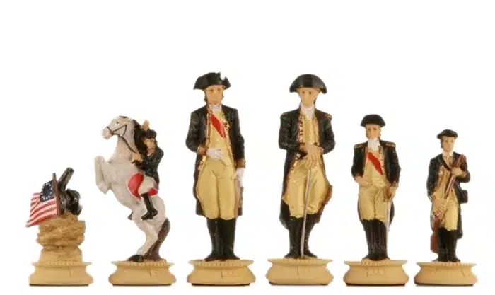 Set di Scacchi Rivoluzione Americana in Peltro e Scacchiera in Similpelle - immagine 4