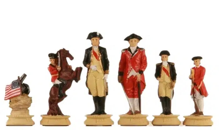 Set di Scacchi Rivoluzione Americana in Peltro e Scacchiera in Similpelle - immagine 5