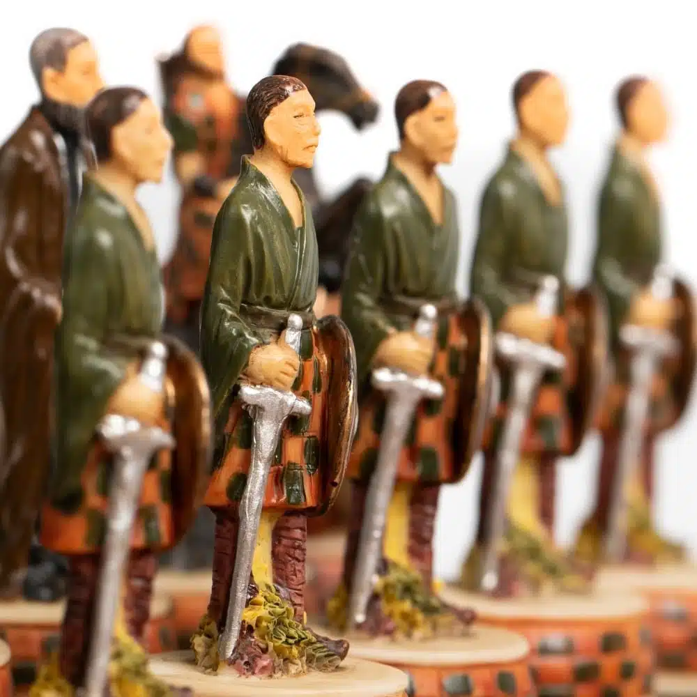Set di Scacchi Guerra d'Indipendenza Scozzese in Resina con Scacchiera in Similpelle - immagine 4