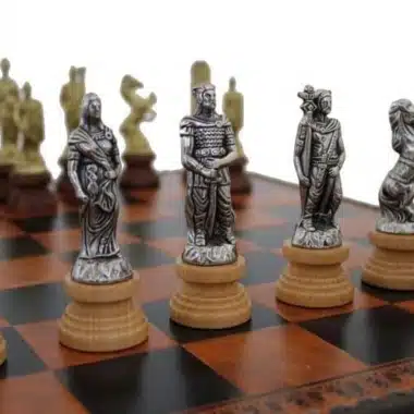 Alternative view of Set di Scacchi Romani vs Barbari - Scacchiera, Dama e Backgammon in Similpelle Marrone/Nero con vano portapezzi & Pezzi degli Scacchi in Metallo e Legno
