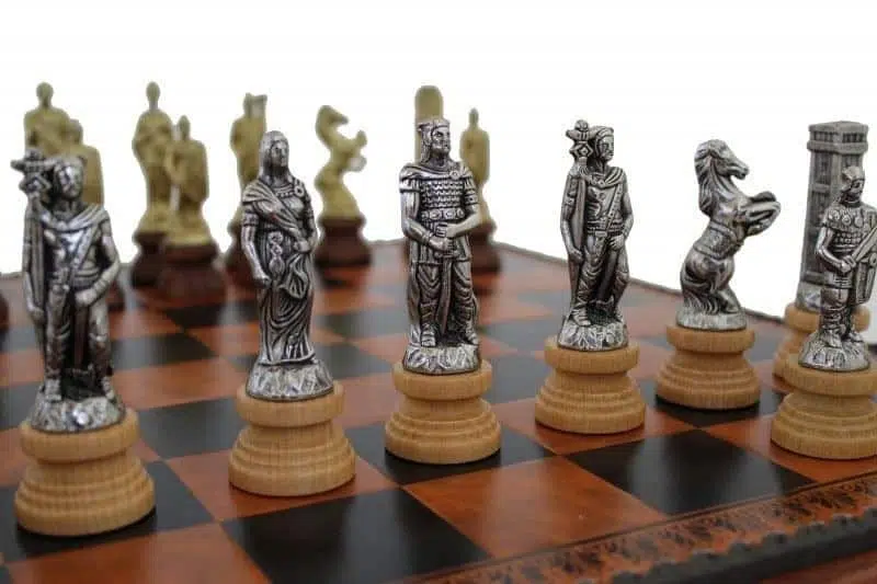 Set di Scacchi Romani vs Barbari - Scacchiera, Dama e Backgammon in Similpelle Marrone/Nero con vano portapezzi & Pezzi degli Scacchi in Metallo e Legno - immagine 2