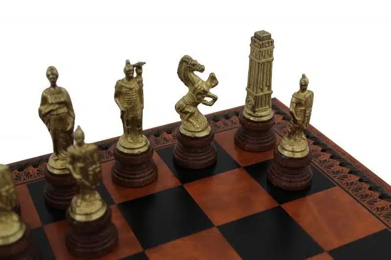 Set di Scacchi Romani vs Barbari - Scacchiera, Dama e Backgammon in Similpelle Marrone/Nero con vano portapezzi & Pezzi degli Scacchi in Metallo e Legno - immagine 3