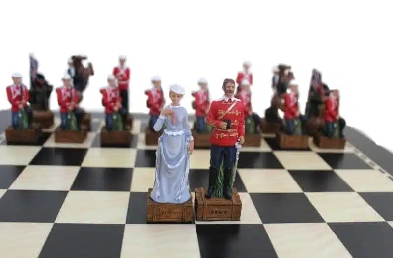 Set di Scacchi Britannici VS Zulu - Scacchiera in Legno & Scacchi in Resina Dipinti a Mano - immagine 2