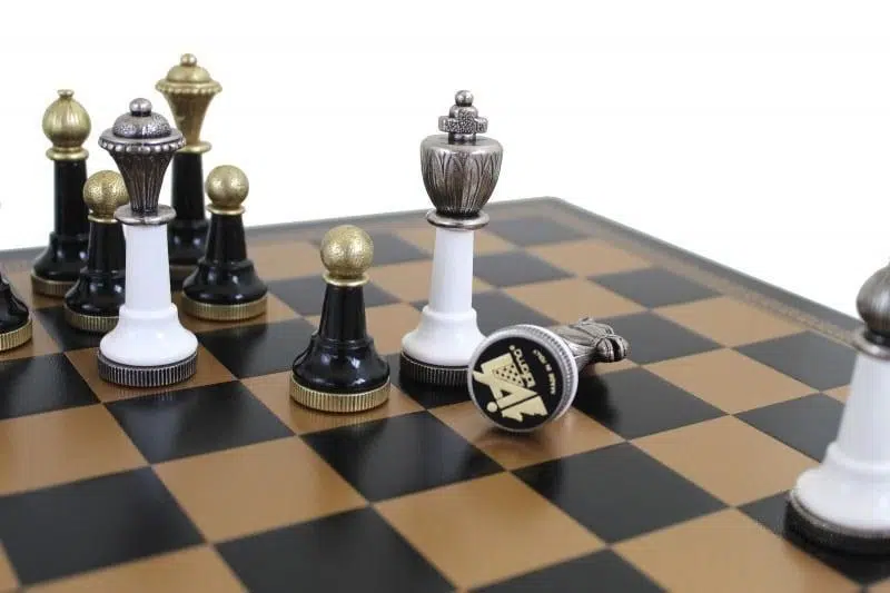 Set di Scacchi Staunton in Legno Laccato Nero e Bianco e Scacchiera in Similpelle Dorata e Nera - immagine 3