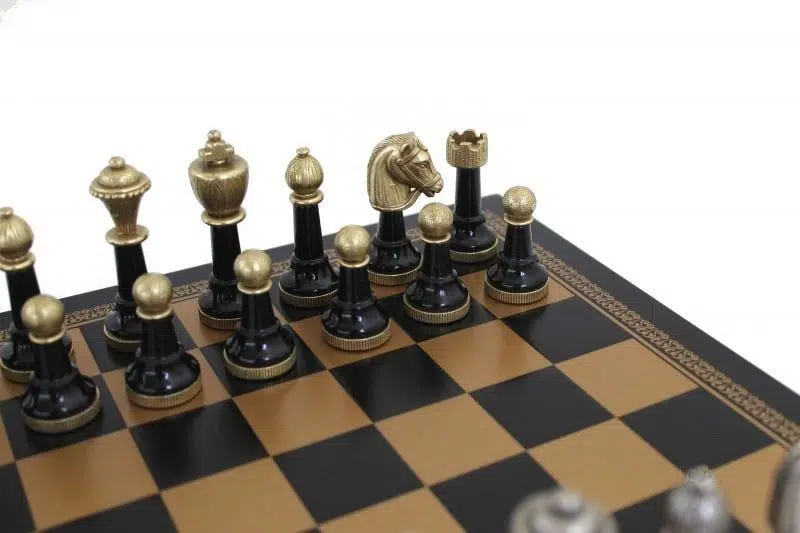 Set di Scacchi Staunton in Legno Laccato Nero e Bianco e Scacchiera in Similpelle Dorata e Nera - immagine 2