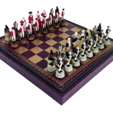 Set di Scacchi Guerra d'Indipendenza Americana in Resina & Scacchiera in Similpelle con Vano Portapezzi