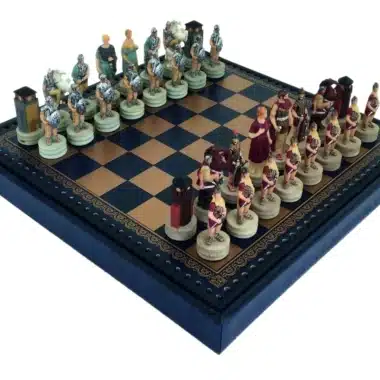 Set di Scacchi Romani VS Greci in Resina con Scacchiera in Similpelle Dorata e Blu con Vano Portapezzi