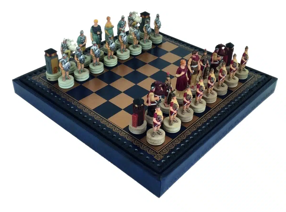 Set di Scacchi Romani VS Greci in Resina con Scacchiera in Similpelle Dorata e Blu con Vano Portapezzi