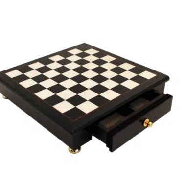 Alternative view of Pezzi degli Scacchi Staunton Placcati Oro e Argento e Scacchiera su Piedistallo in Legno di Radica Nero e Bianco con Cassetto Portapezzi