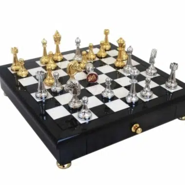 Pezzi degli Scacchi Staunton Placcati Oro e Argento e Scacchiera su Piedistallo in Legno di Radica Nero e Bianco con Cassetto Portapezzi