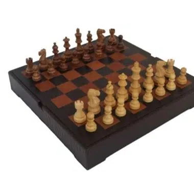 Set di Scacchi in Legno d'Acacia e Scacchiera in Vera Pelle con Vano Portapezzi