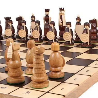 Scacchiera Pieghevole e Set di Scacchi a Tema in Legno con Vano Portapezzi