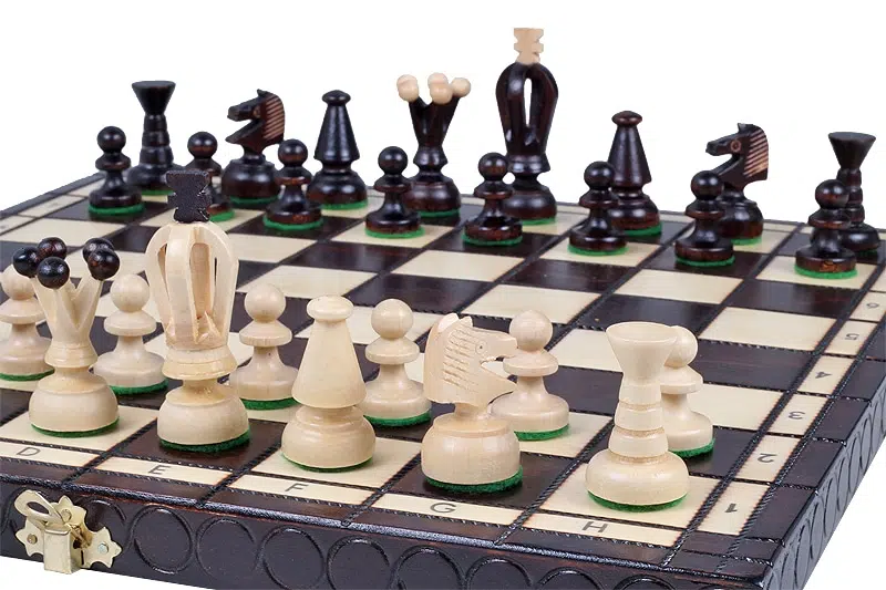 Set di Scacchi e Scacchiera in Legno Pieghevole con Vano Portapezzi - immagine 3