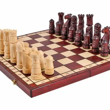 Grande scacchiera pieghevole in legno con pezzi scolpiti a mano