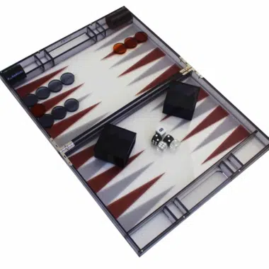 Backgammon moderno in plexiglass grigio con pedine della dama, bussolotto per dadi e set di dadi