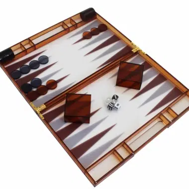 Backgammon moderno in plexiglass arancione con pedine, bussolotti per dadi e set di dadi