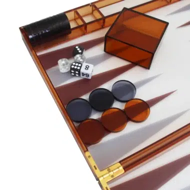 Alternative view of Backgammon moderno in plexiglass arancione con pedine, bussolotti per dadi e set di dadi