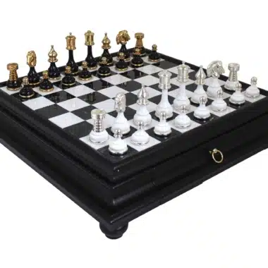 Set di Scacchi in Ottone Massiccio e Legno Placcato Oro e Argento & Scacchiera Nera su Piedistallo in Legno e Marmo di Carrara