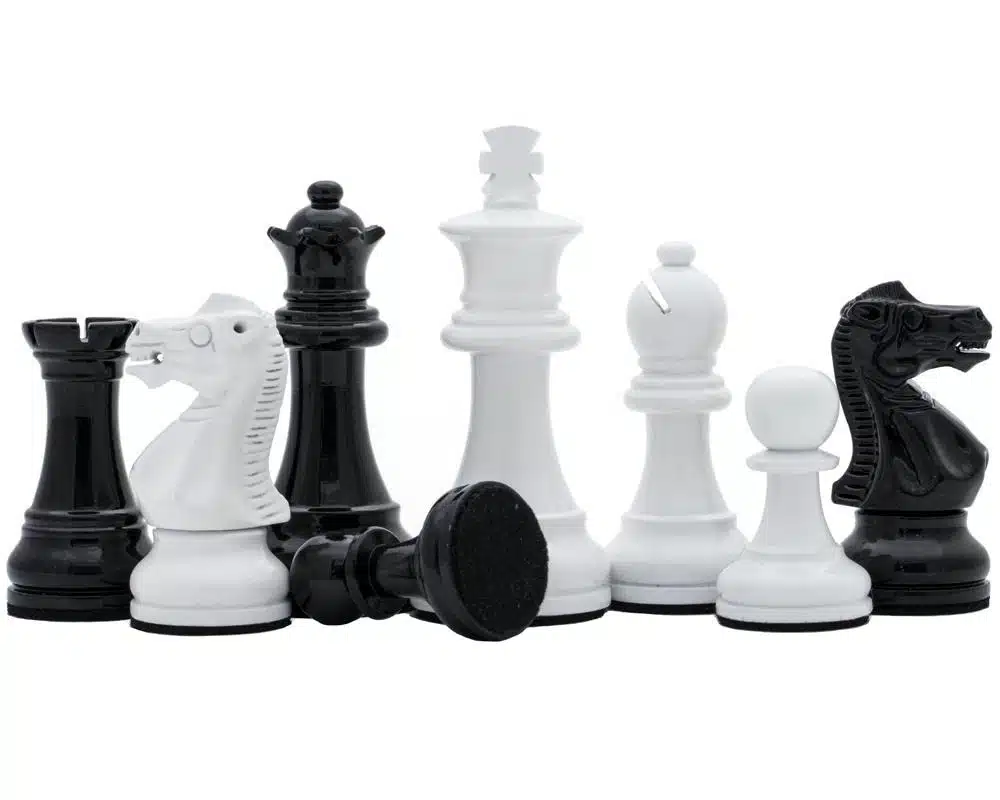 Set di Scacchi Bianco e Nero in Legno con Scacchiera su Piede e Cassetto - immagine 2